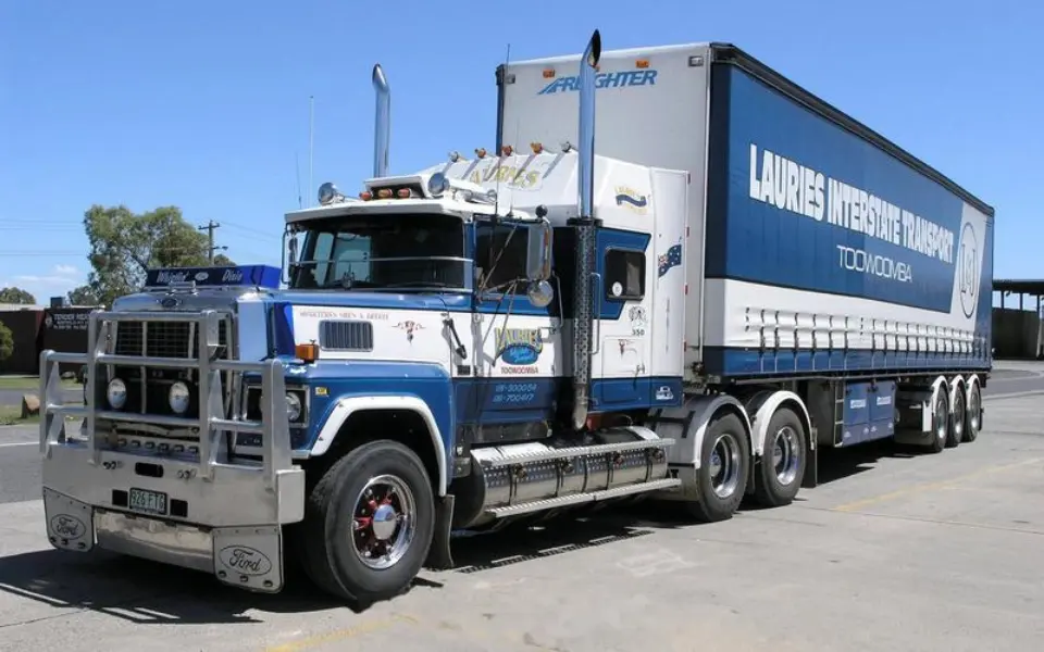 किन घरेलु ट्रकहरूले आफ्नो निकास पाइपहरू माथितिर देखाउँदैनन्?